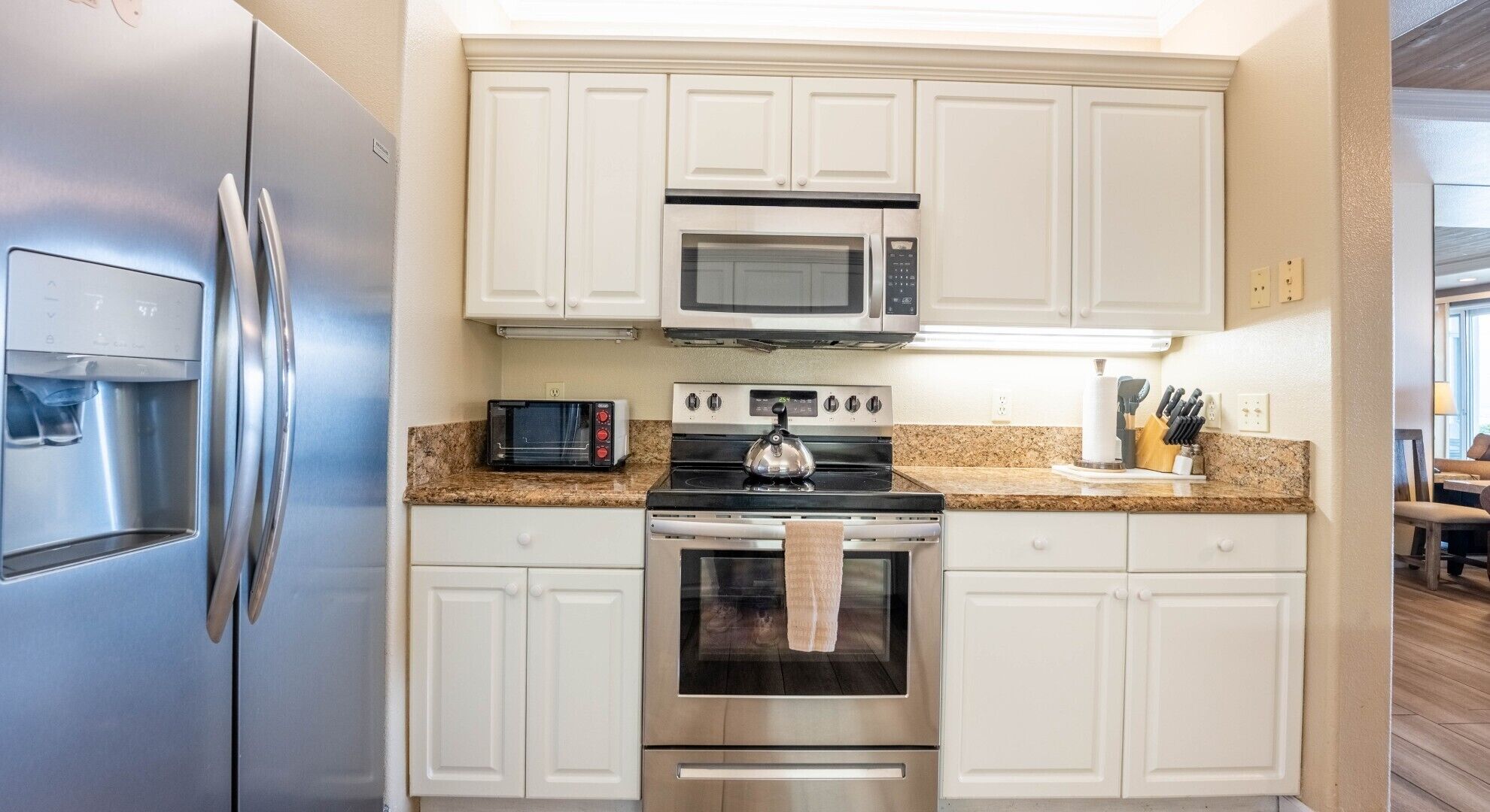 冷蔵庫、電子レンジ、オーブン、コンロ