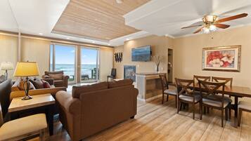 Een televisie, een open haard en boeken