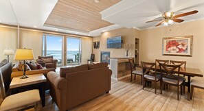 Televisión, chimenea y libros