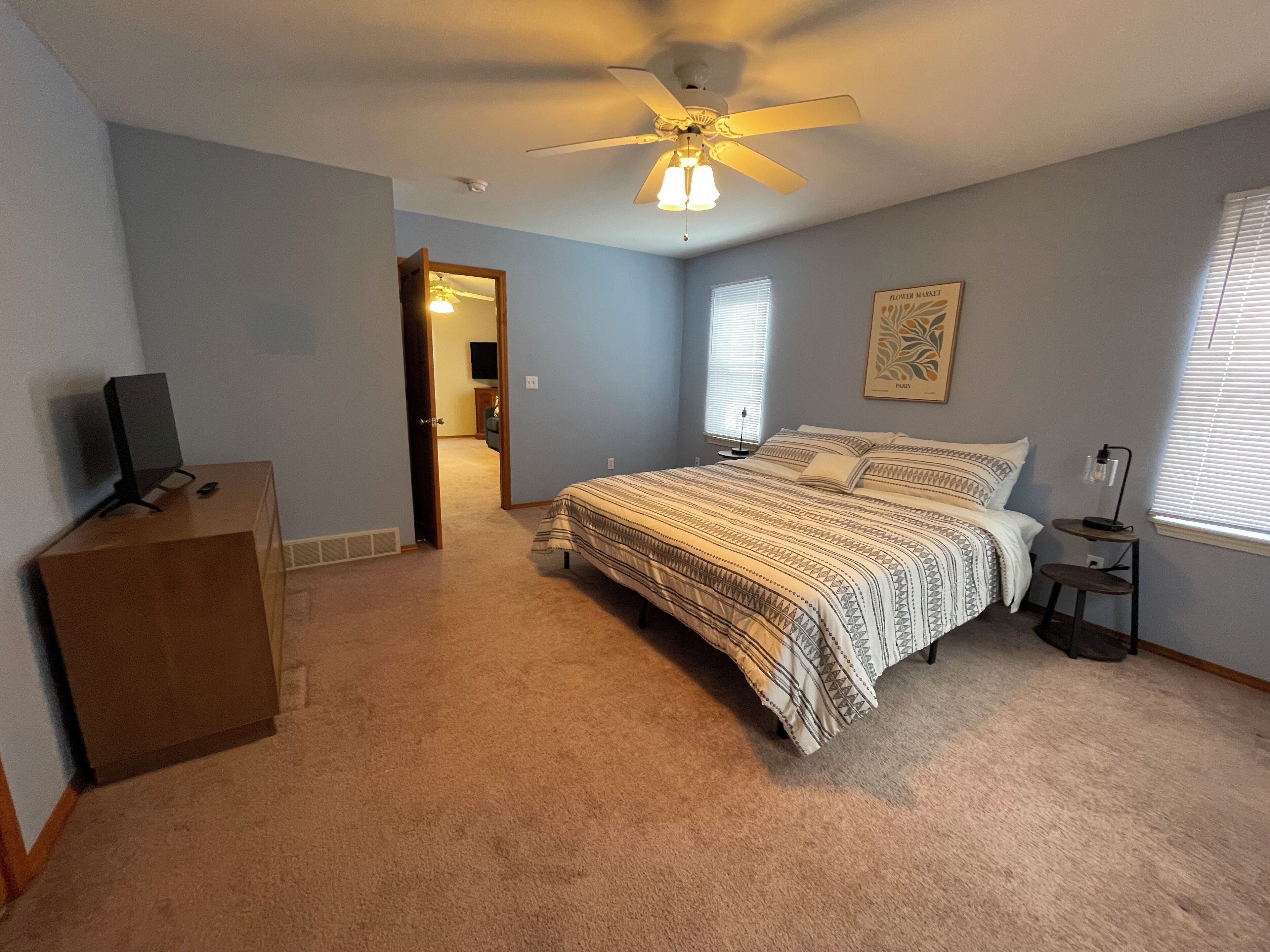 Tabla de planchar con plancha, wifi y ropa de cama 