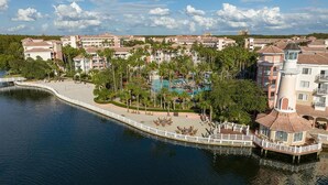 Ein Resort mit Pool, Palmen und einem Wasserspeicher.