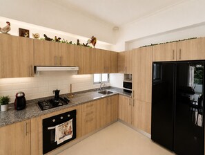 Fridge, microwave, stovetop, cookware/dishes/utensils - Central location Close to Ocean King Bed (Santo Domingo)
