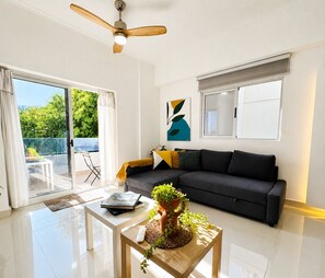 Living area - Central location Close to Ocean King Bed (Santo Domingo)