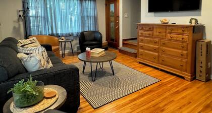 Buffalo Airport Retreat: Spacious-Relaxing-Parking