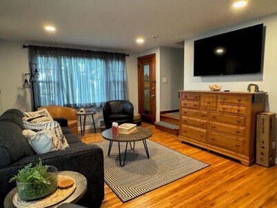 Buffalo Airport Retreat: Spacious-Relaxing-Parking