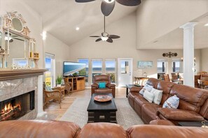 Smart TV, books - Beachfront | 4BR | Wide Decks | Sleeps 14 (Galveston)
