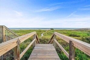 Property grounds - Beachfront | 4BR | Wide Decks | Sleeps 14 (Galveston)