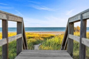 On the beach - Beachfront | 4BR | Wide Decks | Sleeps 14 (Galveston)