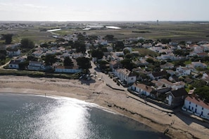 A coastal village with white houses, a beach, and a distant lighthouse. - 5 bedroom house with sea view - Le Vieil Noirmoutier (Noirmoutier-en-l'Île)