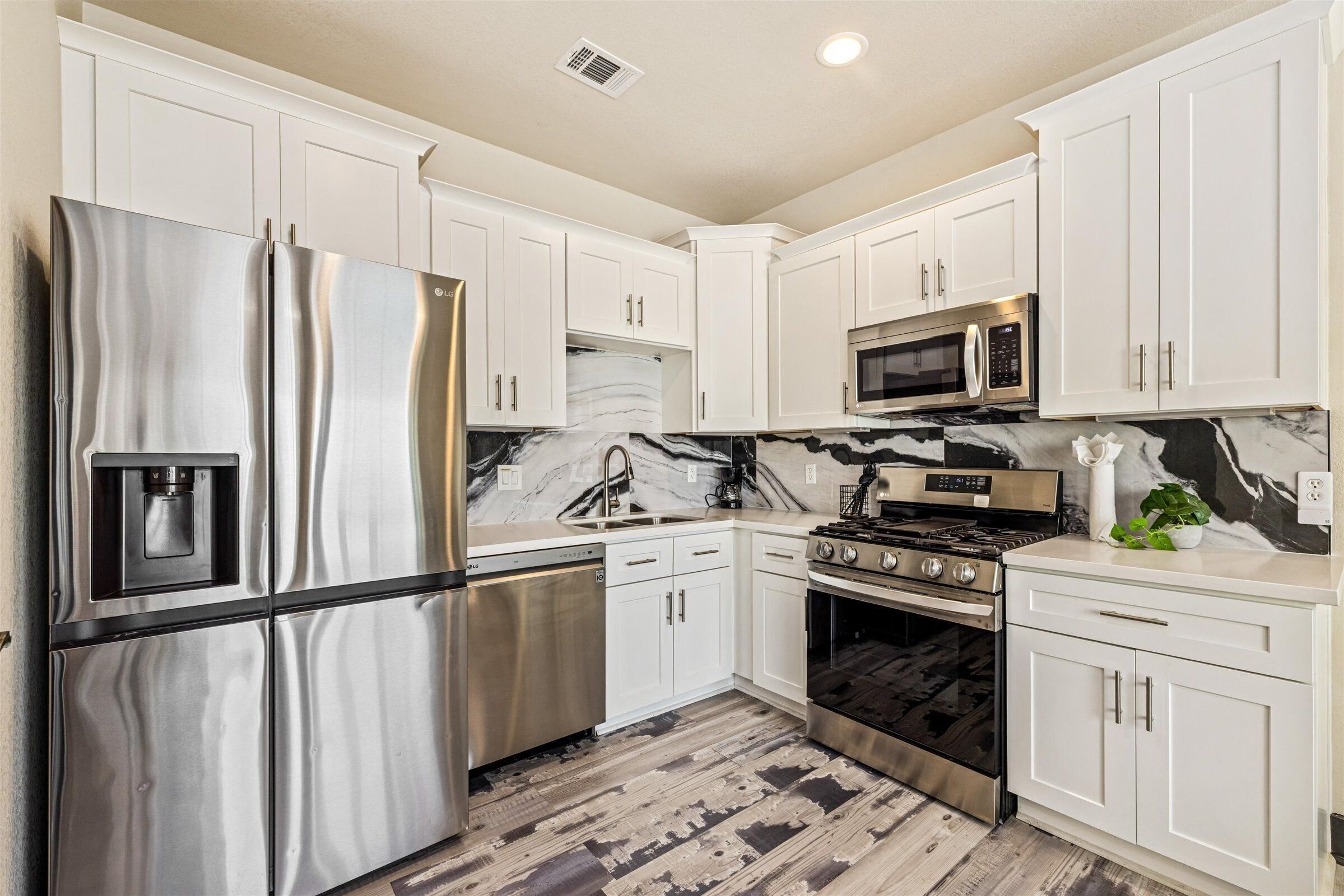 Refrigerador, microondas, horno y parrilla de estufa 