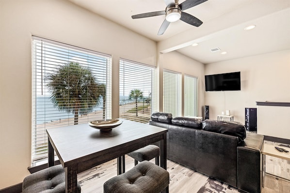 Dining - Texas Sun - Waterfront & Dog-Friendly (Bacliff)