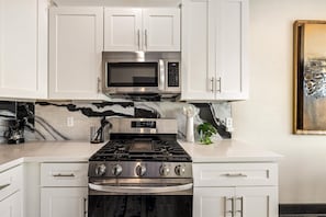 Fridge, microwave, oven, stovetop - Texas Sun - Waterfront & Dog-Friendly (Bacliff)