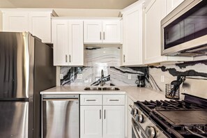 Fridge, microwave, oven, stovetop - Texas Sun - Waterfront & Dog-Friendly (Bacliff)