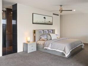 4 bedrooms, iron/ironing board, free WiFi, bed sheets