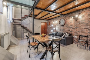 Apartamento, 2 habitaciones | Sala de estar | Libros