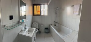 Chaussons, savon, papier toilette