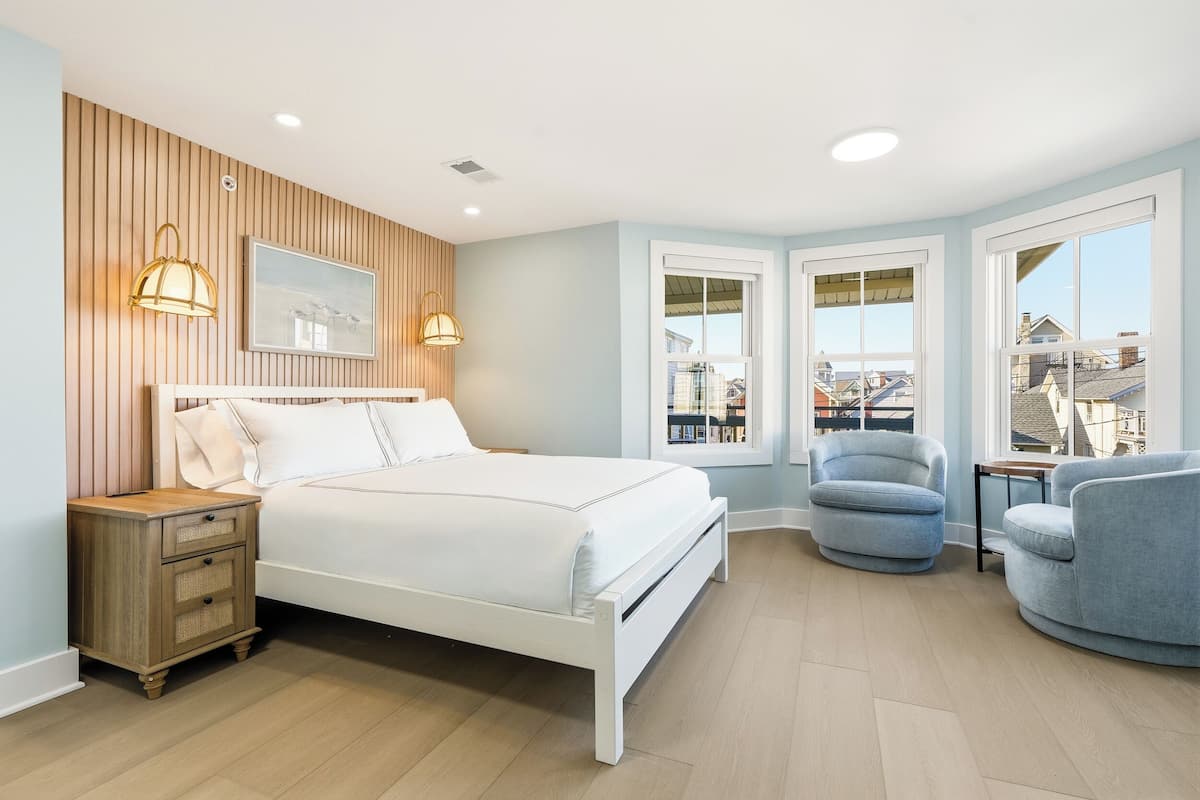Suite, 1 queensize-seng, havutsikt | Wi-fi (inkludert) og sengetøy