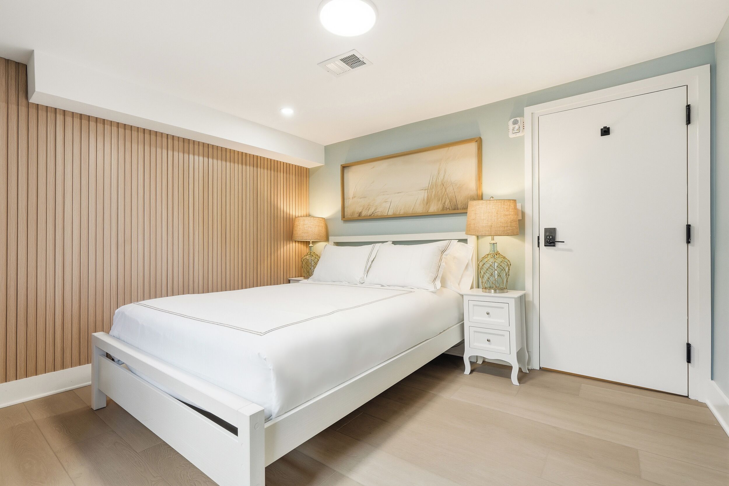 Deluxe Room, 1 Queen Bed, Ocean View | Free WiFi, bed sheets