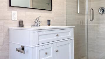 Suite, 1 Katil Ratu (Queen), Ocean View | Bilik Mandi | Pancuran mandi, tuala disediakan, sabun, syampu