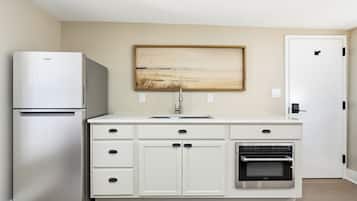 Suite « Premier », 1 grand lit, vue cour intérieure | Coin cuisine privé | Chaise haute