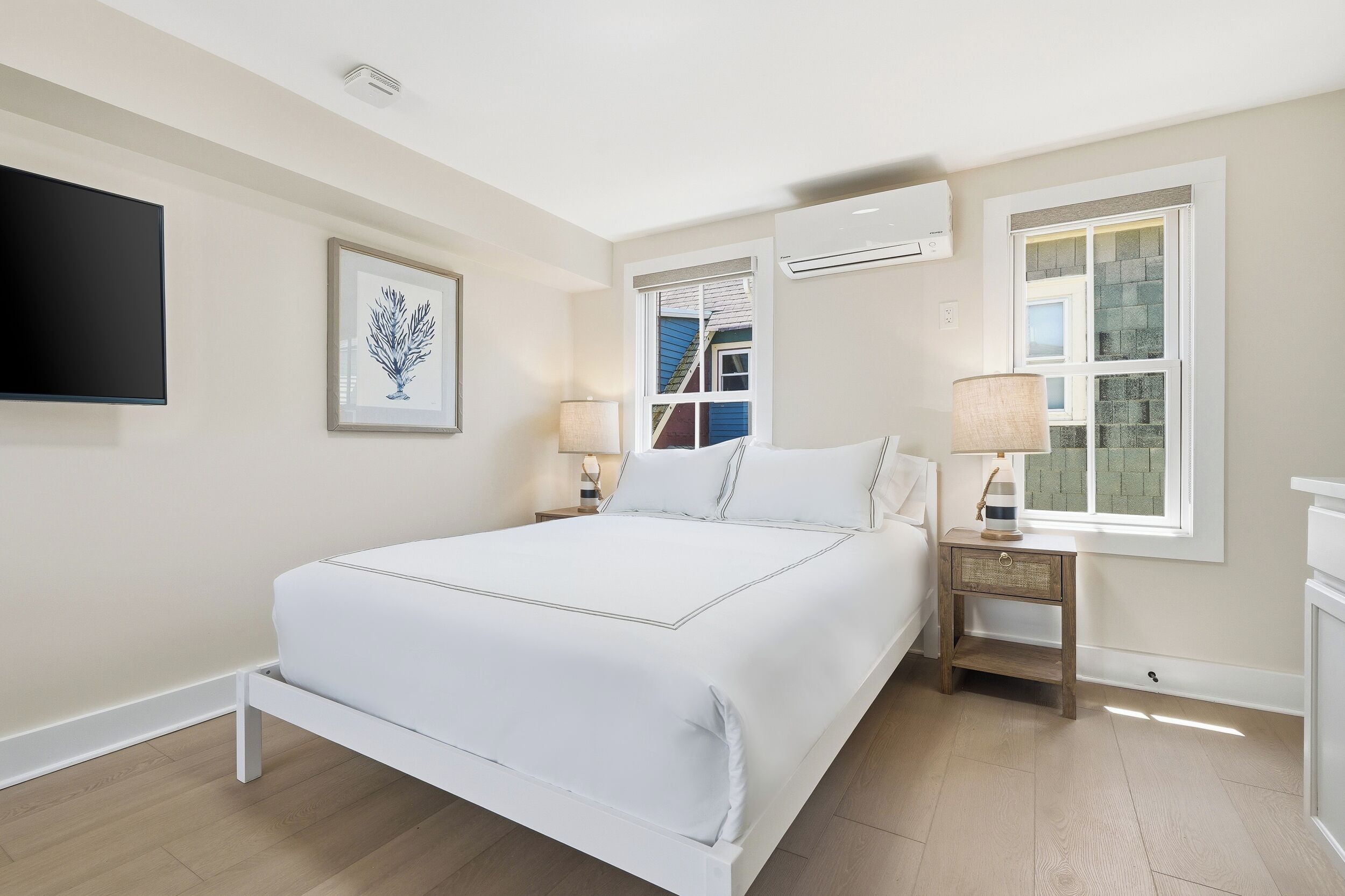 Premier Suite, 1 Queen Bed, Courtyard View | Free WiFi, bed sheets