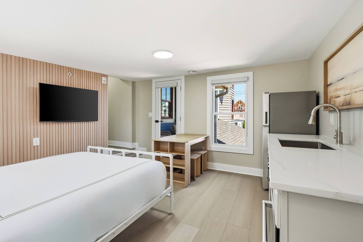Suite – premier, 1 queensize-seng, bakgårdsutsikt | Wi-fi (inkludert) og sengetøy