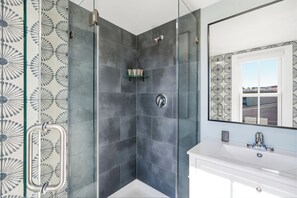 Standard Room, 1 Queen Bed | Bathroom