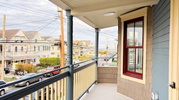 Premium-Suite, 1 Queen-Bett und Schlafsofa, Meerblick | Terrasse/Patio