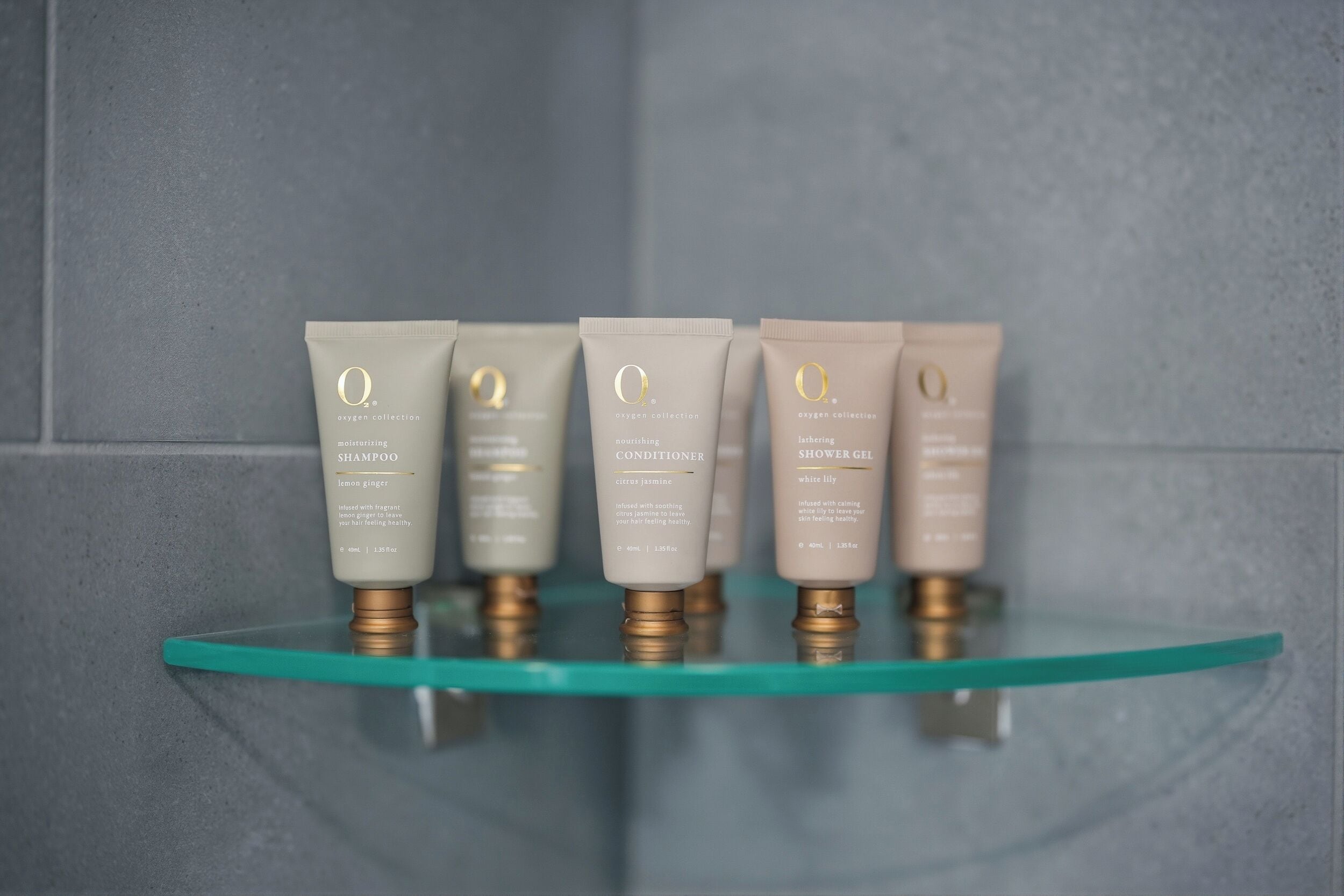 Un estante de baño con cinco productos para el cuidado de la piel.