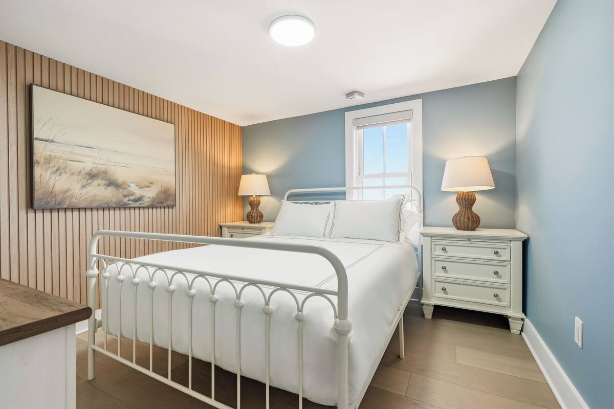Rom – deluxe, 1 queensize-seng, havutsikt | Wi-fi (inkludert) og sengetøy