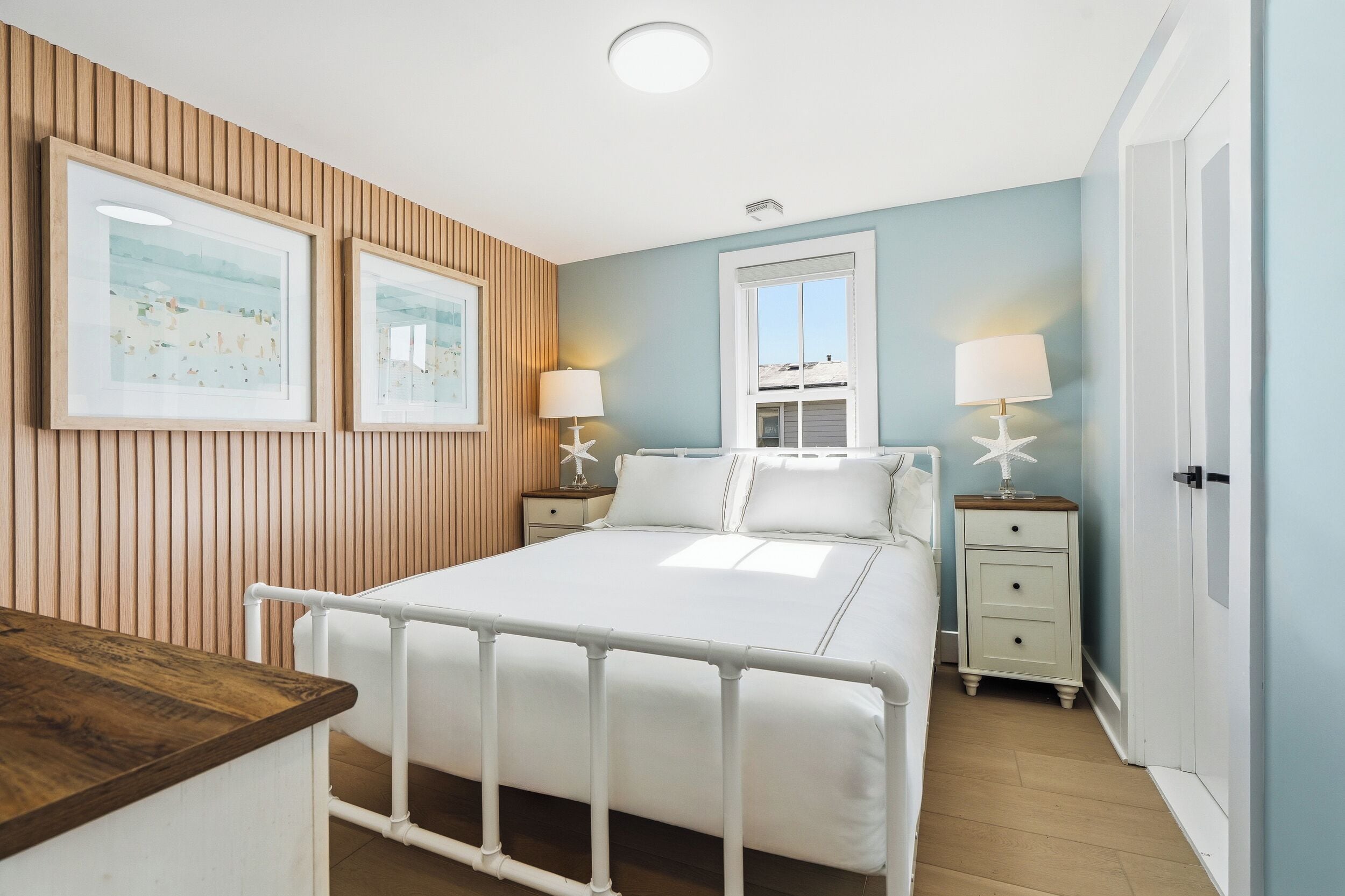 Standard Room, 1 Queen Bed | Free WiFi, bed sheets