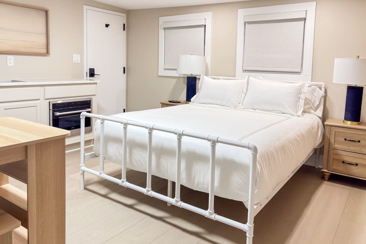 Premier Suite, 1 Queen Bed, Courtyard View