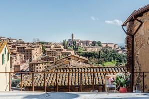 Property grounds - Apartment in the center, a few steps from Piazza del Campo, with balcony and view (Siena)