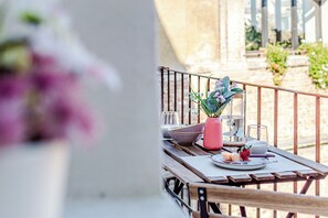 Outdoor dining - Apartment in the center, a few steps from Piazza del Campo, with balcony and view (Siena)