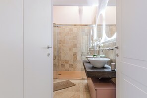 Shower, hair dryer, bidet, towels - Apartment in the center, a few steps from Piazza del Campo, with balcony and view (Siena)