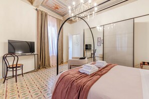 1 bedroom, iron/ironing board, WiFi, bed sheets - Apartment in the center, a few steps from Piazza del Campo, with balcony and view (Siena)