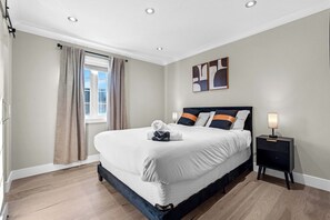 4 عدّة غرف نوم ومكتب ومكواة/لوح كي وسرير سفر