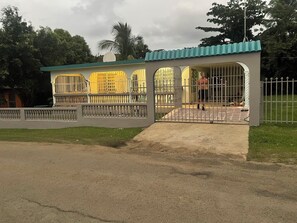 Property grounds - 3-bedroom house in Vieques on quiet street with AC & short walk to beach (Vieques)