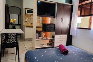Tabla de planchar con plancha, internet y ropa de cama 