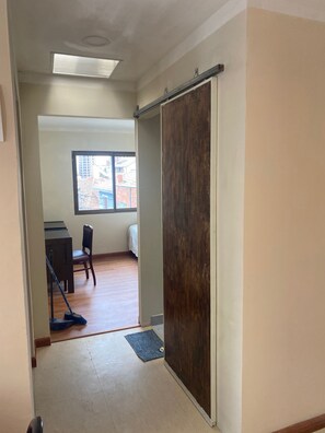 1 dormitorio, escritorio, wifi gratis y ropa de cama