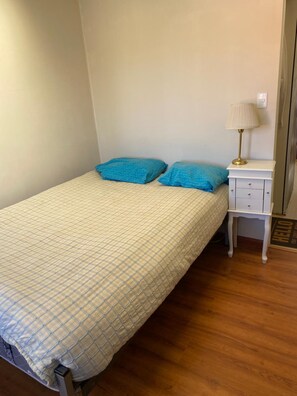 1 habitación, escritorio, wifi gratis y ropa de cama 