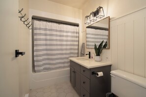 Douche, sèche-cheveux, serviettes fournies, savon