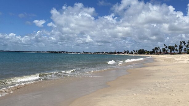 A beach with clear skies and gentle waves. - Casa com Piscina Churrasq Wi Fi pr Ximo ao mar (Ipojuca)