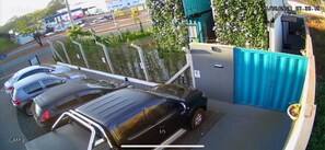 مواقف سيارات مجانية