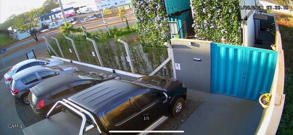 مواقف سيارات مجانية