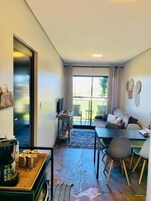 Apartamento com Varanda e Cozinha | Área de estar