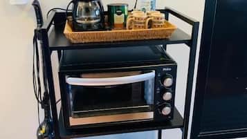 Apartamento com Varanda e Cozinha | Cozinha privada | Frigobar