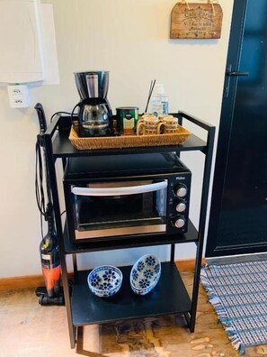 Apartamento com Varanda e Cozinha | Private kitchen | Mini-fridge - Pousada Maritimus (Barretos)