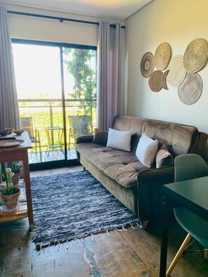 Apartamento com Varanda e Cozinha | Living area - Pousada Maritimus (Barretos)