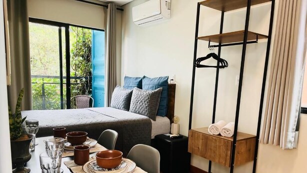 A bedroom with a bed, bedside table, and a wardrobe. - Pousada Maritimus (Barretos)